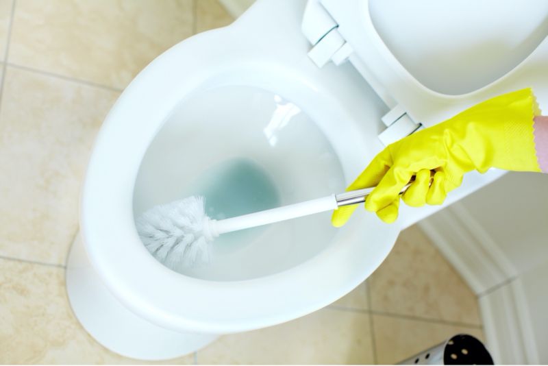 plumber-cape-town-cleaning-toilet-bleach -min
